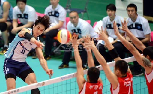 대한항공 김학민(맨 왼쪽)이 11일 열린 LIG손해보험과의 경기에서 상대 블로커를 앞에 둔 채 강 스파이크를 시도하고 있다. 인천｜김민성 기자 marineboy@donga.com 트위터@bluemarine007