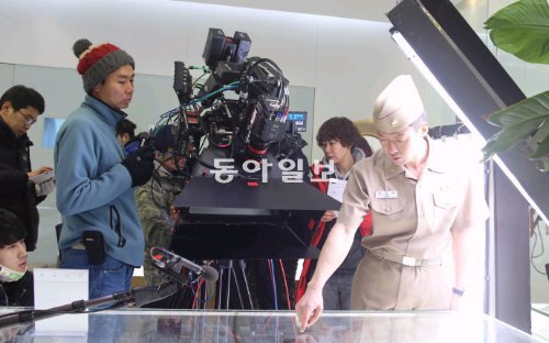 영화 ‘N.L.L-연평해전’ 제작진이 지난달 10일 서울 마포구 홍대입구역 인근 상점에서 촬영을 시작하고 있다. 이 영화는 제2연평해전을 3차원(3D)으로 생생히 그려낼 예정이다. 로제타시네마 제공