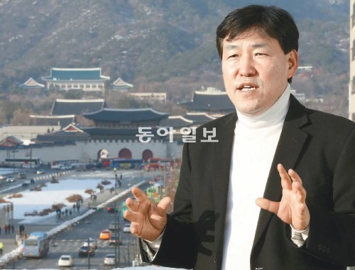 서울대 법대 이철수 교수는 11일 인터뷰에서 “노동 문제 같은 사회통합 분야는 밀실에서 훈수를 받고 정답이라 여기면 안 된다”며 
“옳고 그름이 아니라 서로의 이해를 조정하는 지혜가 필요한 만큼 타협의 묘를 발휘해야 한다”고 말했다. 전영한 기자 scoopjyh@donga.com