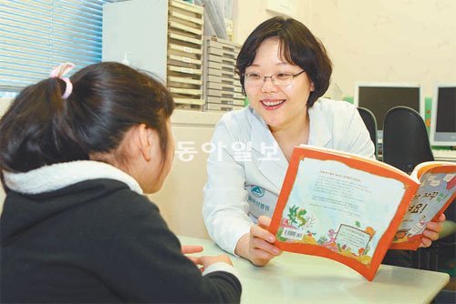 ADHD 약은 반드시 의사의 처방을 받고 복용해야 한다. 어린이 ADHD 환자가 의사의 상담을 받고 있다. 서울아산병원 제공