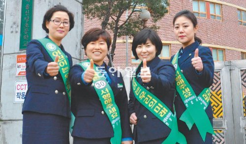 서울녹색어머니회 회원들은 본보 인터뷰에서 “동아일보의 ‘시동 꺼! 반칙운전’ 시리즈를 응원한다”며 “스쿨존 교통사고를 줄이는 
계기가 되길 바란다”고 말했다. 서울녹색어머니회 우동숙 감사, 김영례 회장, 오현경 부회장, 권혜영 부회장(왼쪽부터)이 ‘어린이 
보호운전’ 띠를 두른 채 엄지손가락을 세워 보이며 미소 짓고 있다. 이은택 기자 nabi@donga.com