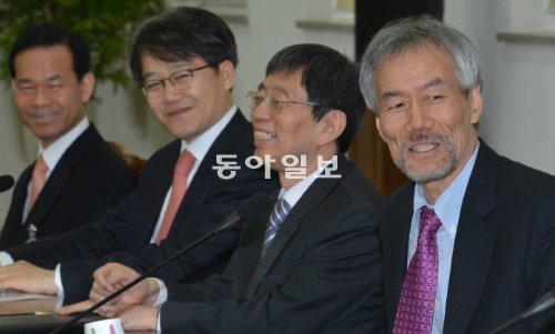 밝게 웃는 인수위 간사단



12일 서울 종로구 삼청동 대통령직인수위원회 사무실에서 열린 간사단 회의에서 참석자들이 밝게 웃고 있다. 왼쪽부터 임종훈 행정실장, 강석훈 국정기획조정위원, 박효종 정무분과 간사, 유민봉 국정기획조정분과 간사. 인수위사진기자단