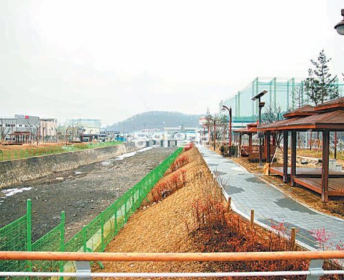 대구 도심 하천들이 깨끗한 샛강으로 살아나고 있다. 최근 하천 정비를 마치고 수변 공원이 조성된 달서구 대명천 모습. 장영훈 기자 jang@donga.com