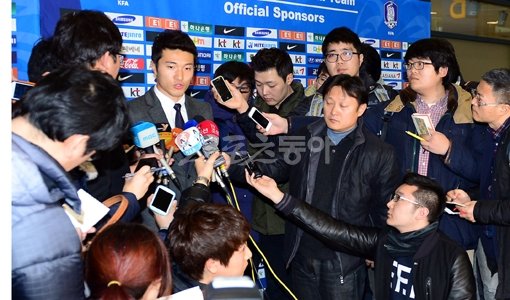 런던올림픽 동메달을 되찾은 박종우가 13일 인천국제공항을 통해 귀국한 뒤 취재진에 둘러싸여 인터뷰를 하고 있다. 인천국제공항｜김민성 기자 marineboy@donga.com 트위터 @bluemarine007