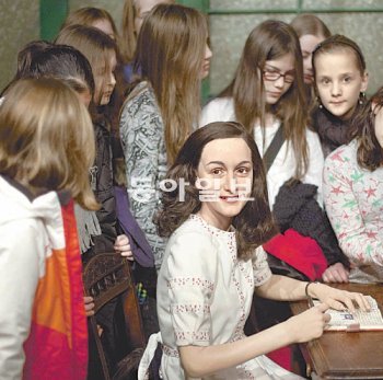 안네 프랑크의 밀랍인형을 소녀들이 둘러보고 있다. 이 밀랍인형은 지난해 3월부터 독일 베를린의 마담투소밀랍인형 박물관에 전시됐다. 동아일보DB