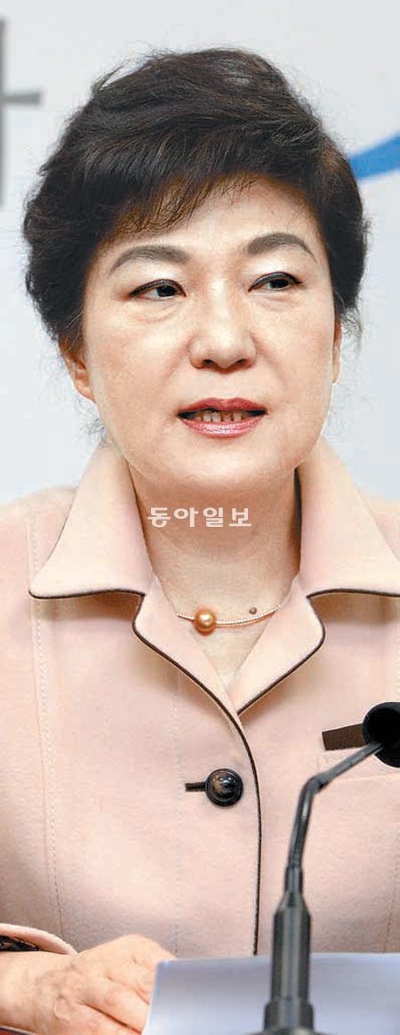 박근혜 대통령 당선인이 13일 서울 종로구 삼청동 대통령직인수위원회에서 열린 인수위 외교국방통일분과 국정과제 토론회에 참석해 모두발언을 하고 있다. 인수위사진기자단