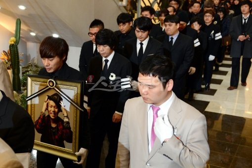 지난 11일 위암 말기 투병중 세상을 떠난 '울랄라세션'의 리더 故임윤택의 발인이 14일 오전 신촌 세브란스 병원에서 진행된 가운데 멤버들이 영정사진을 들고서 장례식장을 나서고 있다. 故임윤택은 그룹 울랄라세션 멤버로서 2011년 엠넷 오디션 프로그램 ‘슈퍼스타K3’에서 우승을 차지하였으며 위망 4기 절망속에서도 끝까지 노래를 부르며 떠났다. 故임윤택은 분당 메모리얼파크에 안치될 예정이다. 서울 | 김민성 기자 marineboy@donga.com 트위터 @bluemarine007