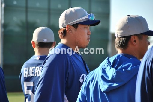 류현진이 14일(한국시간) 팀 동료들과 함께 미국 애리조나주 글렌데일 캐멀백 랜치에서 열린 LA 다저스 스프링캠프의 첫 공식 합동훈련에 참가했다. 동아닷컴