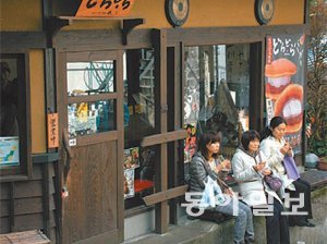최근 구로카와온천의 명물이 된 ‘도라도라야키’ 가게.