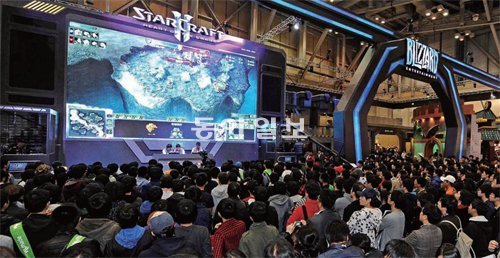 스타크래프트는 세대와 지역을 뛰어넘어 널리 사랑 받는 전략 시뮬레이션 게임의 대명사로 통한다. 2012년 11월10일 부산 해운대에서 열린 ‘지스타 2012’블리자드관에 몰린 관람객들이 ‘스타크래프트ll-군단의 심장’ 시연을 관람하는 모습.