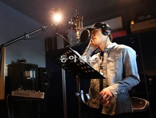 같은 시간 SM 사옥 5층 ‘블루오션’ 스튜디오. 엑소엠의 멤버 첸이 중국어 노래를 녹음하고 있다. 치밀한 A&R 과정을 거친 곡은 이렇게 다시 세계시장으로 나간다. 전영한 기자 scoopjyh@donga.com