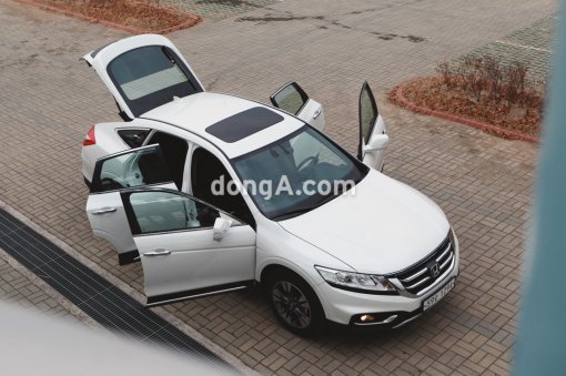 크로스투어는 SUV와 쿠페 장점을 함께 지녔다.