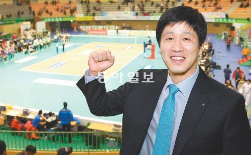 14일 프로배구 대한항공의 김종민 감독대행이 KEPCO와의 경기를 앞두고 수원실내체육관에서 파이팅을 외치고있다. 지난달부터 신영철 전 감독에 이어 대한항공을 이끌게 된 김 감독대행은 “배우는 자세로 선수들과 함께하다보니 전체적인 팀 짜임새도 좋아지고 있는 것 같다”고 말했다. 수원=김재명 기자 base@donga.com