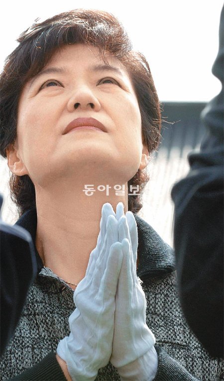 2005년 10월 한나라당 대표 시절의 박근혜 대통령 당선인이 대구 팔공산 동화사에서 합장을 하고 있다. 동아일보DB