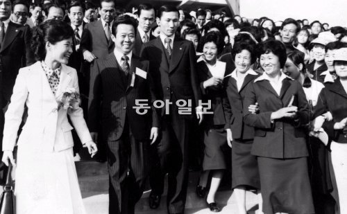 1977년 ‘충북 새마음 갖기 궐기대회’를 마친 박근혜 대통령 당선인이 환송 인파에 웃으며 답례하고 있다. 동아일보DB