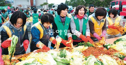 지난해 11월 15일 열린 새마을협의회 김장 담그기 큰마당 행사. 2011년부터 새마을 운동을 바탕으로 ‘제천형 뉴 새마을운동’을 전개하고 있는 충북 제천시는 올해를 뉴새마을 운동 정착의 해로 삼고 4대 전략 12대 과제를 추진한다. 제천시 제공