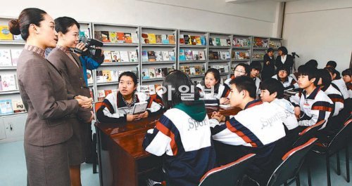 중국 자매학교 직업 특강



지난해 3월 22일 중국 지린 성 옌볜조선족자치주 투먼 시 제5중학교에서 열린 ‘1지점 1교’ 결연식에서 아시아나항공 승무원들이 학생들에게 직업 관련 특강을 하고 있다. 아시아나항공 제공