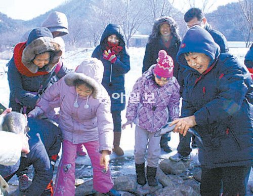 현대백화점 직원들이 지난달 26일 경기 양평군의 한 농촌체험장에서 진행된 ‘패밀리 아카데미’에서 자녀들과 함께 전통 썰매타기와 송어잡기 체험을 진행하고 있다. 현대백화점 제공