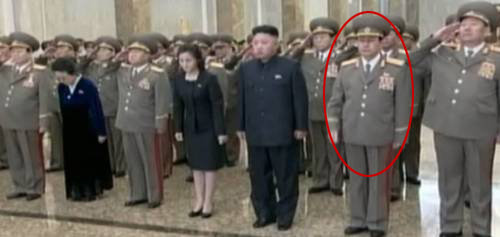 16일 평양 금수산태양궁전을 참배하고 있는 김정은 북한 노동당 제1비서(오른쪽에서 세 번째), 부인 이설주(네 번째), 고모부 장성택(두 번째). 다른 참배객들과 달리 김정은과 장성택만 경례를 일찍 마쳤다. 조선중앙통신