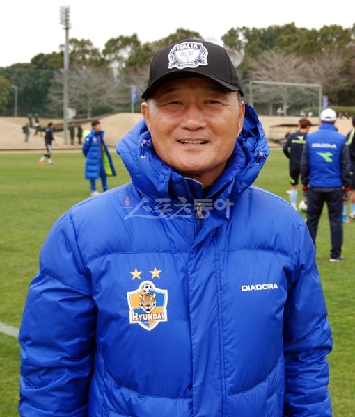 울산현대 김호곤 감독이 동계 전지훈련지인 일본 미야자키 타카죠에서 스포츠동아와 인터뷰를 하고 있다. 미야자키(일본)｜박상준 기자 spark47@donga.com 트위터 @sangjun47