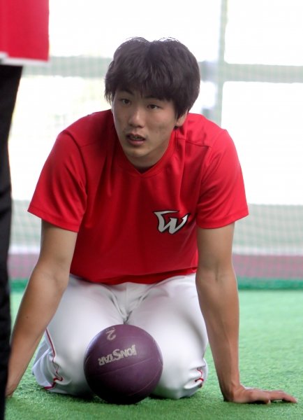 SK 에이스 김광현은 어깨 통증 때문에 월드베이스볼클래식(WBC) 대표팀 합류마저 사양한 채 재활에 매달리고 있다. 그러나 
이런저런 이유로 50일새 4개국을 맴도는 방랑자가 됐다. 그만큼 재활에도 차질이 빚어지고 있다. 사진제공｜SK 와이번스