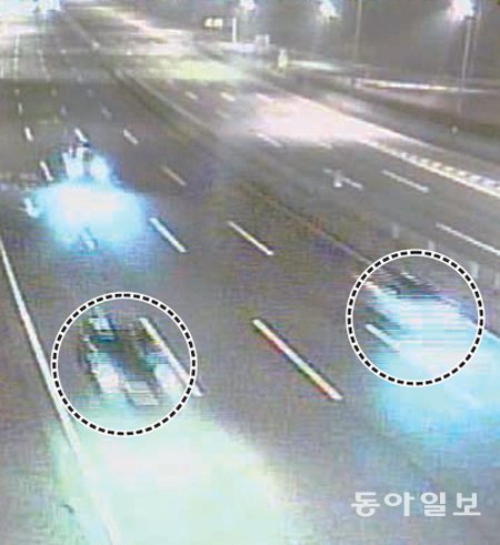 지난해 말 인천 신공항고속도로에서 과속 차량들(왼쪽과 오른쪽)이 정상속도로 달리는 차량(가운데)을 무서운 속도로 제치며 달리고 
있다. 경찰은 이 두 대가 시속 약 250km로 레이싱을 펼친 것으로 보고 있다. 인천지방경찰청 고속도로순찰대 제공