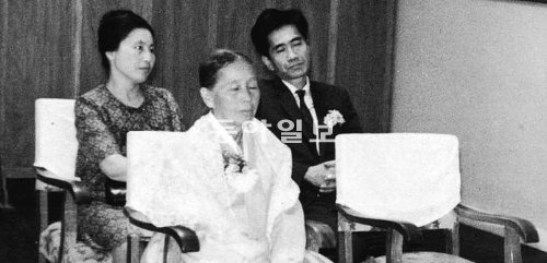 1960년 김수영 시인의 동생인 김수환 씨 결혼식에 참석한 김현경 씨(왼쪽)와 김 시인이 뒷줄 의자에 나란히 앉아 있다. 앞에 앉아 있는 사람은 시인의 어머니 안형순 여사. 실천문학사 제공