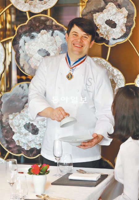 14, 15일 서울 중구 소공동 롯데호텔서울 한식당 ‘무궁화’에서 ‘한식의 재해석’ 요리 행사를 연 프랑스 출신 요리사 에리크 트로숑. 그는 현재 한국의 사찰 음식에 관심을 갖고 있다. 박영대 기자 sannae@donga.com