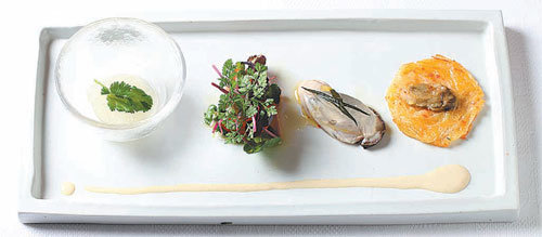 9개 코스 요리 중 첫 번째로 나온 굴 요리. 굴전과 생굴, 와인 셔벗이 어우러진 식전 요리다. 롯데호텔 제공