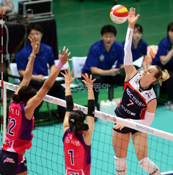 KGC인삼공사 케이티가 20일 흥국생명과 V리그 여자부 원정에서 상대 블로커를 피해 스파이크를 하고 있다. 인삼공사는 이날 
20연패에서 탈출했다. 인천｜김민성 기자 marineboy@donga.com 트위터 @bluemarine007