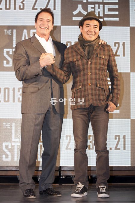 영화 ‘라스트 스탠드’를 홍보하기 위해 방한한 배우 아널드 슈워제네거(왼쪽)가 20일 기자회견장에서 김지운 감독과 손을 맞잡았다. 슈워제네거는 “김 감독의 뛰어난 재능과 열정, 비전을 존경한다”고 말했다. 앤드크레딧 제공