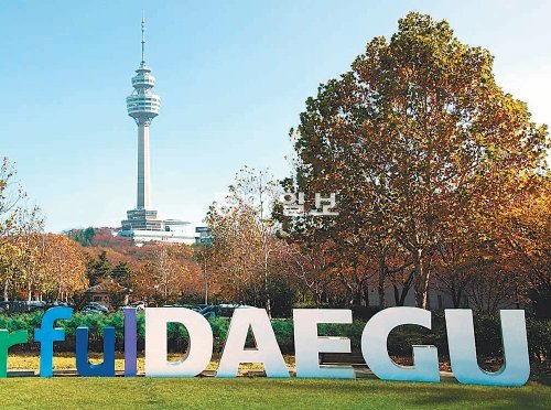 대구 달서구 지하철 두류역 부근에 우뚝 선 대구타워(83타워). 1992년 완공 후 대구 도심의 상징물 역할을 하고 있다. 대구시 제공