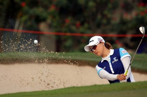 유소연이 21일 태국에서 열린 미 LPGA 투어 혼다 타일랜드 대회 1라운드 경기 중 환상적인 벙커샷을 선보이고 있다. 사진제공｜하나금융그룹