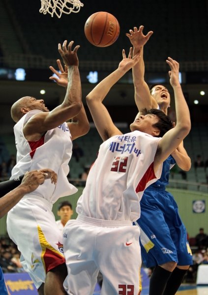 오리온스 윌리엄스, 김승원(왼쪽부터)이 21일 잠실실내체육관에서 열린 삼성전에서 이동준(오른쪽)과 격렬한 리바운드 다툼을 벌이고 있다. 사진제공｜