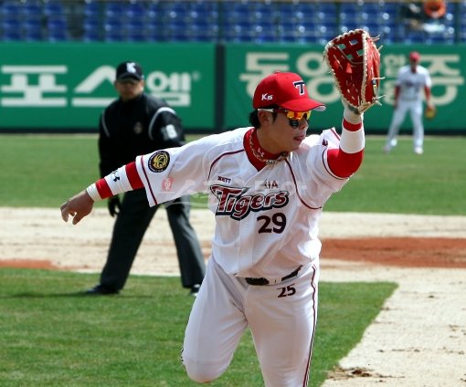 KIA 이범호-최희섭-김상현의 소위 ‘LCK 타선’을 보완해줄 수 있다는 의미에서 나지완의 존재 가치는 중요하다. 그러나 정작 그는 중심타선 진입보다 외야수 주전 자리를 바라고 있다. 스포츠동아DB