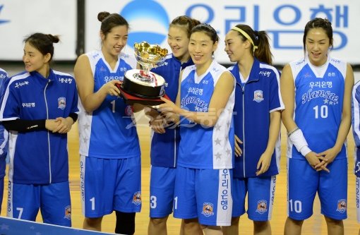 우리은행 양지희(왼쪽)와 임영희(오른쪽에서 두 번째)가 21일 KB국민은행을 꺾고 여자프로농구 정규리그 우승을 확정지은 뒤 기념 트로피를 들고 기쁨을 만끽하고 있다. 청주｜김종원 기자 won@donga.com 트위터@beanjjun