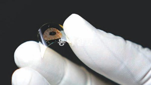 서울대 이신두 교수팀은 휘어지는 소재를 이용해 사람의 홍채를 그대로 모사한 ‘인공 홍채’를 개발했다. 서울대 제공