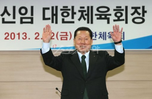 22일 서울 방이동 올림픽파크텔에서 열린 대한체육회 정기 대의원총회에서 제38대 대한체육회장으로 당선된 김정행 용인대 총장이 
기자회견을 시작하며 기쁜 표정을 담은 포즈를 취하고 있다. 김종원 기자 won@donga.com 트위터@beanjjun