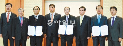 섬유의 도시 대구와 신발의 도시 부산이 최근 부산 벡스코에서 신소재 섬유를 이용해 신발을 개발하기 위한 협약을 맺었다. 왼쪽부터 박호생 한국섬유개발연구원 이사장, 김연창 대구시 부시장, 전성기 다이텍연구원장, 김재홍 지식경제부 성장동력실장, 김성옥 한국신발피혁연구소장, 이영활 부산시 부시장, 이춘식 한국섬유개발연구원장, 권동칠 한국신발산업협회장. 한국신발피혁연구소 제공