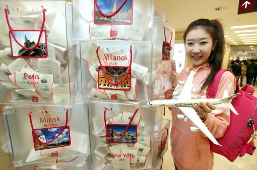 서울 소공동 롯데면세점 본점에서 모델이 ‘33개 도시로의 여행’ 이벤트를 소개하고 있다. 사진제공｜롯데면세점