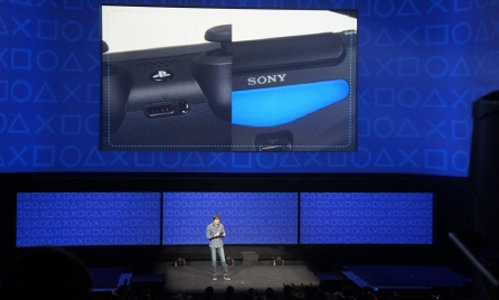 온라인게임과 스마트기기에 밀려 위기를 맞은 가정용 콘솔 게임기들이 네트워크로 무장하고 재도약을 준비하고 있다. 20일(현지시간) 미국 뉴욕에서 열린 플레이스테이션4 제품발표회. 사진제공｜소니