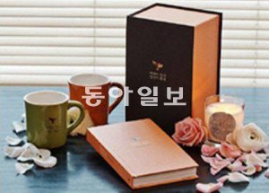 이병률 시인의 산문집 ‘바람이 분다 당신이 좋다’ 러브에디션. 책 표지가 오렌지색으로 바뀌고 커플 머그컵 2개가 포함돼 있다. 예스24 홈페이지