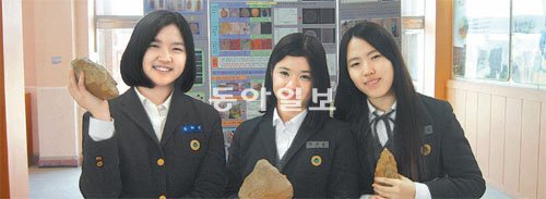 경기 보영여중 3학년 진급을 앞둔 윤하영 양(왼쪽)과 졸업생 차오름(가운데), 최미림 양이자신들이 직접 만든 주먹도끼를 들었다.