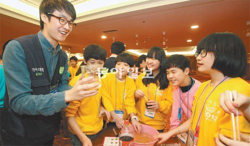 매년 겨울방학 때 열리는 LG화학 화학캠프. 청소년들에게 과학에 대한 호기심을 키워주고 미래의 과학영재를 육성하기 위해 마련한다. LG화학 제공