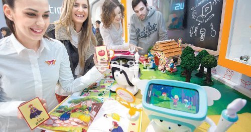 똑똑한 로봇 ‘아띠’를 소개합니다 SK텔레콤은 MWC 2013 개막을 하루 앞둔 24일(현지 시간) 스페인 바르셀로나 피라 그란비아 전시관 내 자사 부스에서 유아교육용 로봇 ‘아띠’를 선보였다. 바르셀로나=사진공동취재단