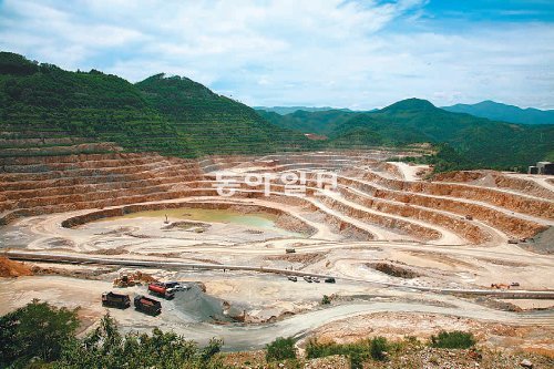 강원 삼척시 적노동의 동양시멘트 46광구 전경. 한때 거대한 석회석 산이었던 이곳은 곧 폐광된 후 화력발전소 용지로 활용될 예정이다. 동양그룹 제공