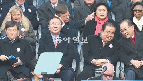 여야 대표 나란히… 여야 지도부가 25일 국회의사당에서 열린 박근혜 대통령 취임식 단상에 나란히 앉아 있다. 왼쪽부터 진보정의당 조준호 노회찬 공동대표, 민주통합당 문희상 비상대책위원장, 새누리당 황우여 대표. 양회성 기자 yohan@donga.com