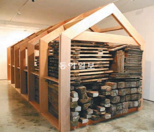 건축가 디자이너 아트디렉터로 활동하는 김백선 씨의 설치작품 ‘집’. 학고재갤러리 제공