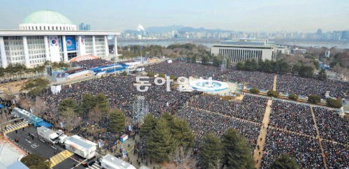 국회의사당 앞마당 메운 시민 박근혜 대통령의 취임식이 열린 25일 서울 여의도 국회의사당 앞마당은 축제장 같은 분위기가 연출됐다. 7만여 명의 국내외 내빈과 일반 시민은 이른 시간부터 국회로 몰려들었다. 국회사진기자단