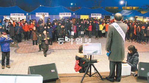 겨울철 단양군의 관광객 유치를 이끌었던 ‘단양 관광열차’가 23일 운행을 끝냈다. 이 열차는 지난해 12월 22일부터 1만6450여 명의 관광객을 실어날랐다. 김동성 단양군수(오른쪽 앞)가 열차 관광객 환영 이벤트장에서 인사말을 하고 있다. 단양군 제공